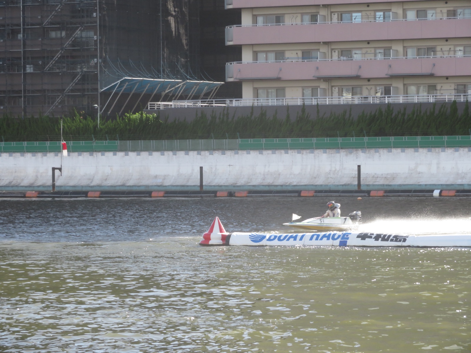 ボートレース平和島の水面とコース設備