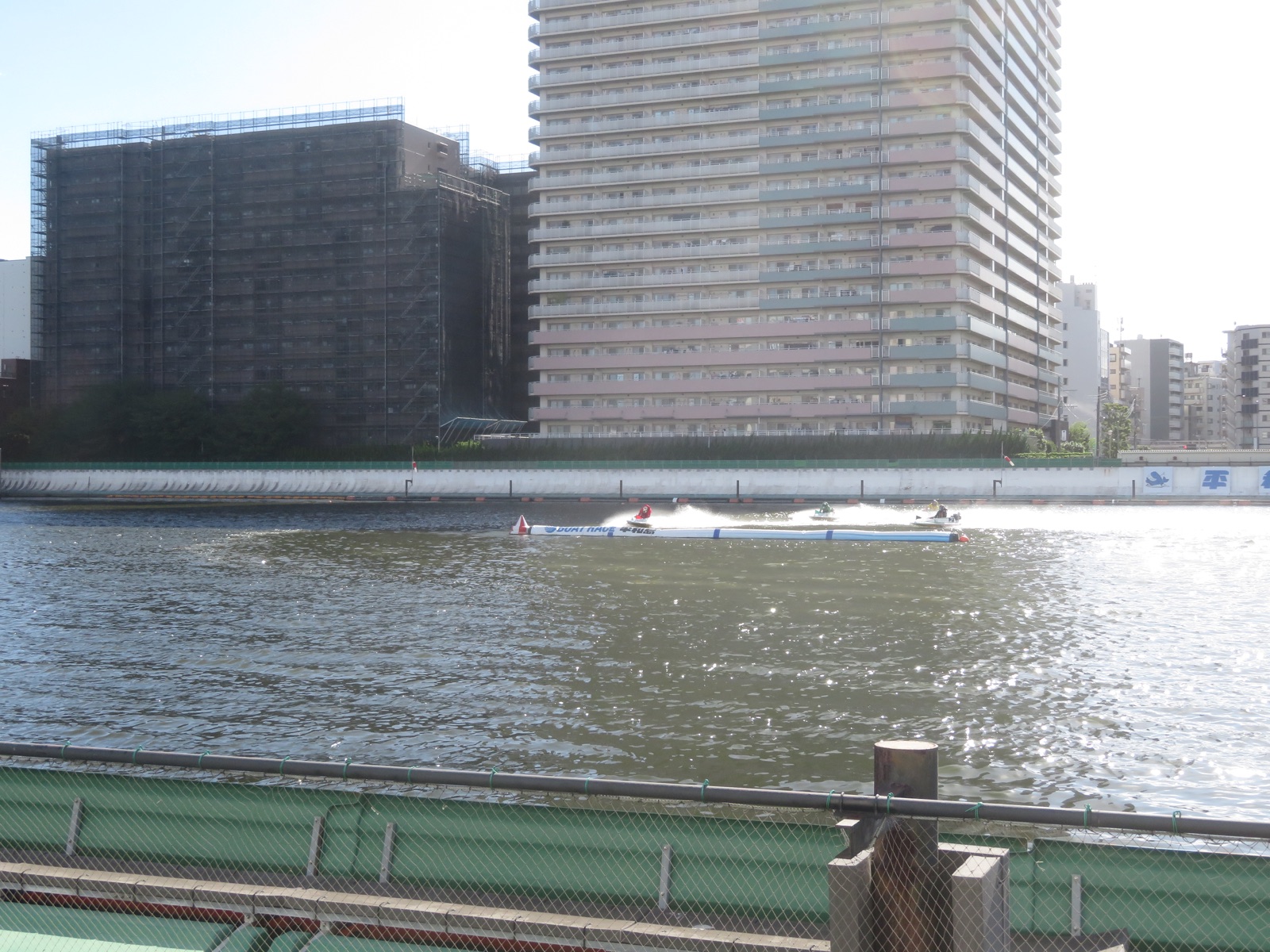 ボートレース平和島の水面と都市の景色