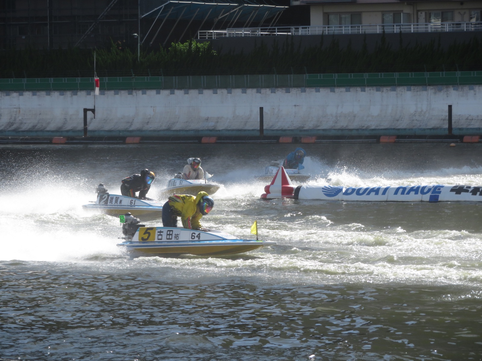 水しぶきを上げてターンするボートレース平和島の艇