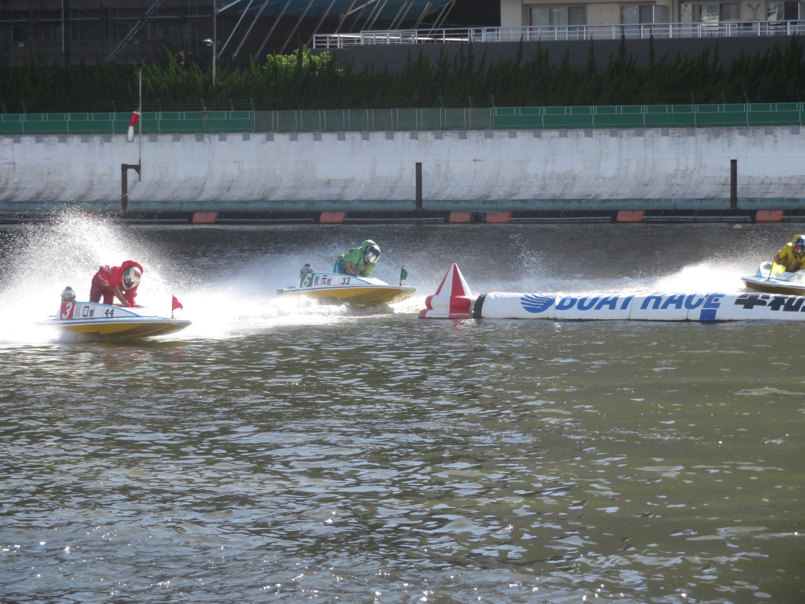 ボートレース平和島の1マーク付近を走る艇